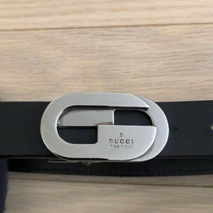 Gucci Women’s black belt with silver hardware.